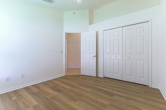 Building Photo - 4 Bed / 3 Bath Unfurnished Family Home wit...