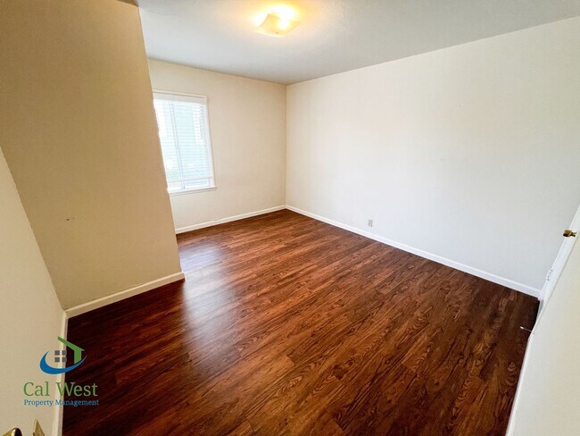 Building Photo - $2,595 - Darling 2 Bedroom 1 Bathroom Dupl...