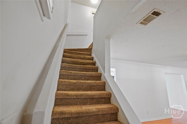 Building Photo - 126 Falcon Dr