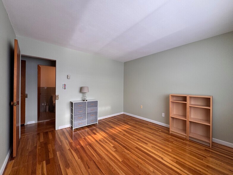 Building Photo - 32 Park Avenue Ct