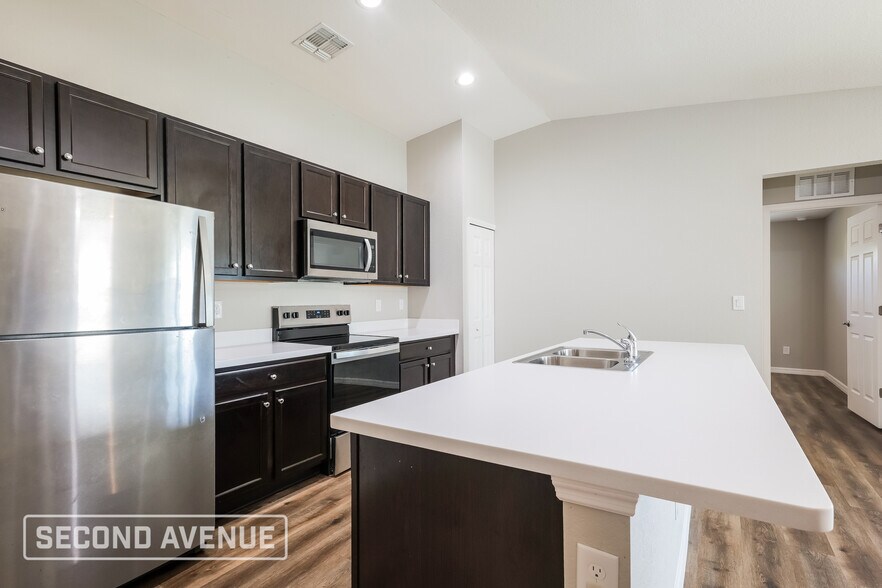 Building Photo - 1423 NE 16th Pl