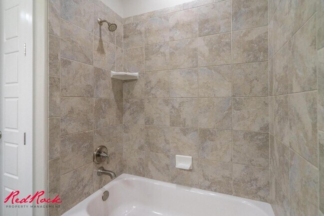 Building Photo - Pet Friendly 4 Bedroom Home! Internet Incl...