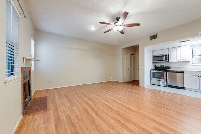 Building Photo - UT PRE-LEASE: 2 BR / 2 BA West Campus Condo - Walk to Campus - Newly Remodeled Kitchen
