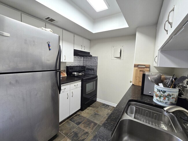 Building Photo - 2600 Penny Ln