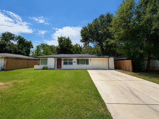 Building Photo - 6010 Ridgeway Dr