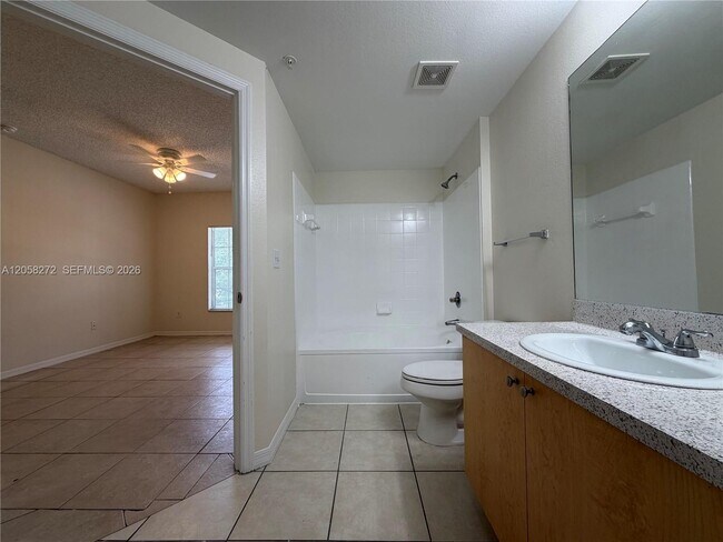 Building Photo - 5016 Lantana Rd