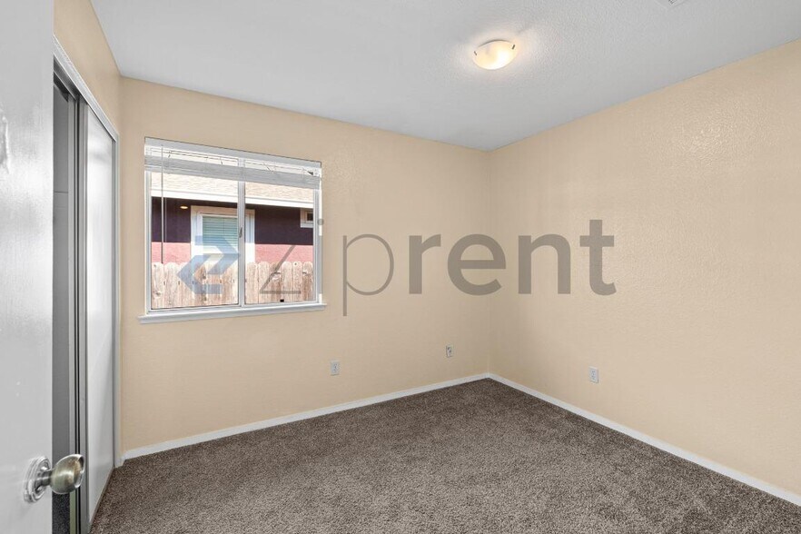 Building Photo - 1205 Silk Oak Dr