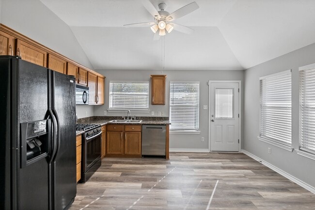 Building Photo - 1002 Crested Point Dr