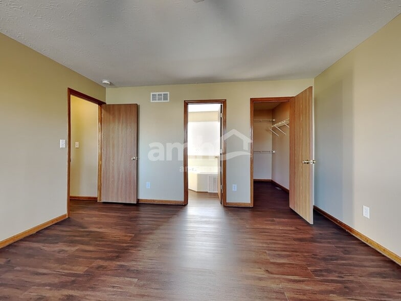 Building Photo - 7036 Maple Crest Ct