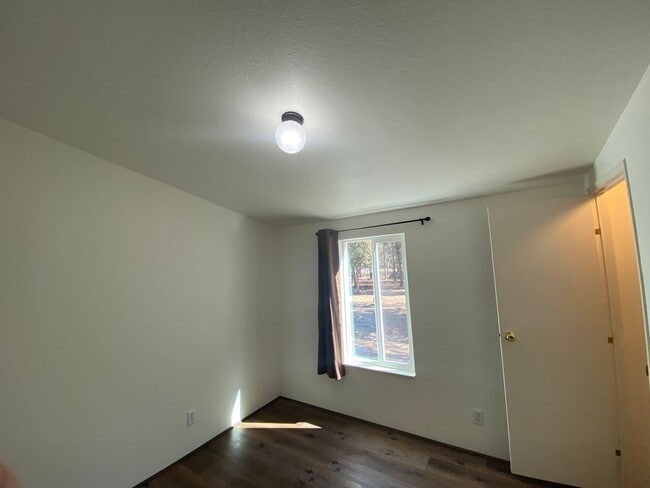 Building Photo - ? Cozy Charm on Almost an Acre in La Pine ?