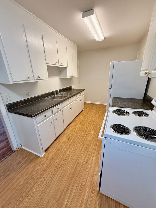 Building Photo - 2 BR 1 Bath Duplex with convenient airport...