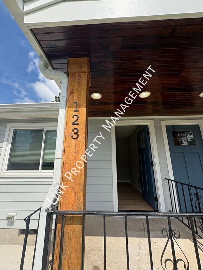 Building Photo - 123 Sequoia Dr