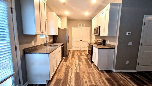 Building Photo - Beautiful 3BR 2.5BA Home in Salisbury • Tour Today