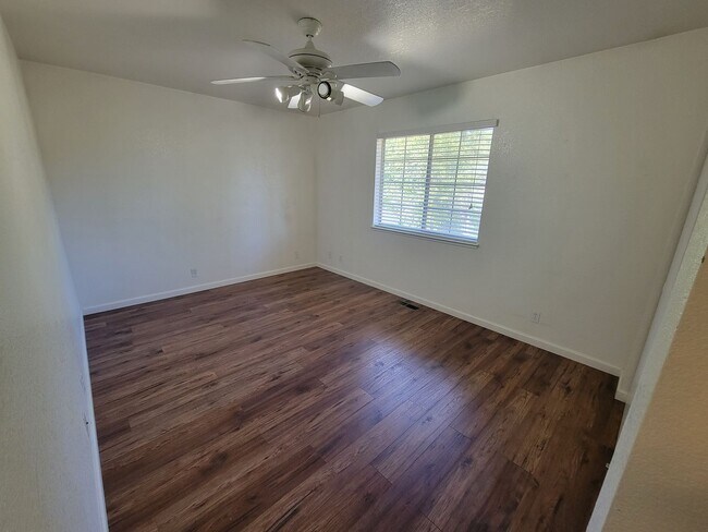 Building Photo - Two Story 3 Bedroom 2 Bath Condo in Chico for Rent!