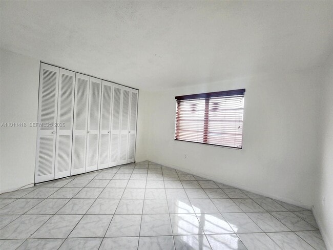 Building Photo - 1225 NE 124th St