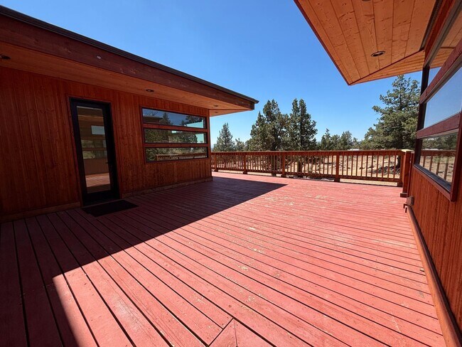 Building Photo - Stunning 4 Bed/3.5 Bath on 4.39 Acre Lot-7...