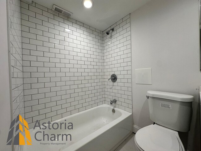 Building Photo - 3 Bedroom or 2 Bedroom with Den featuring Fenced Yard and Updated Kitchen