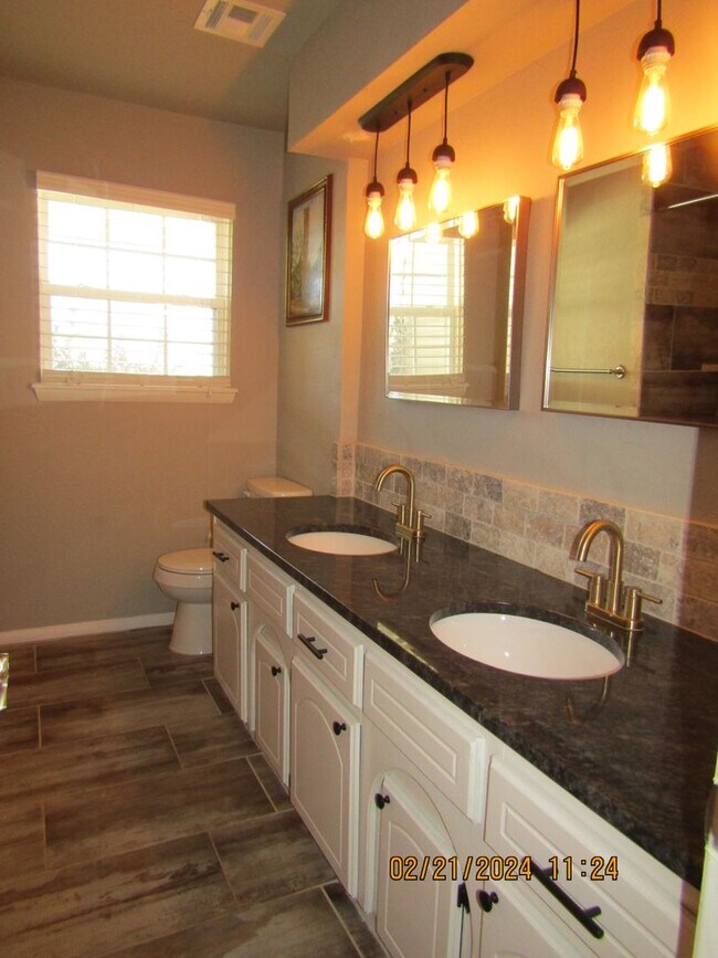 Building Photo - MacArthur Schools Area!