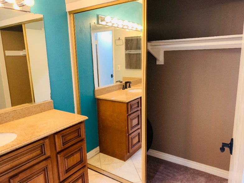 Building Photo - 1040 W MacArthur Blvd