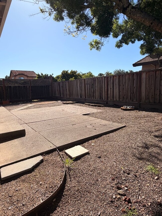 Building Photo - Updated 3 bedroom 2 bathroom Single Family Home in Northeast Windsor