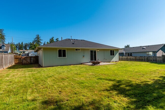 Building Photo - 3 Bedroom 2 Bath Home