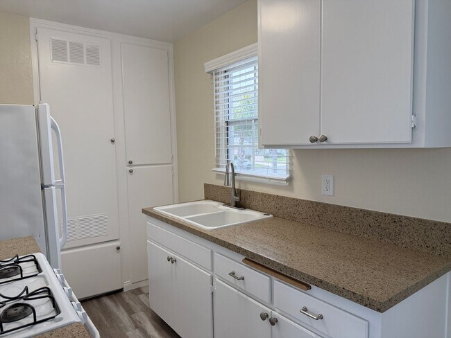 Building Photo - Charming, Refreshed Pacific Beach 1-Bedroo...