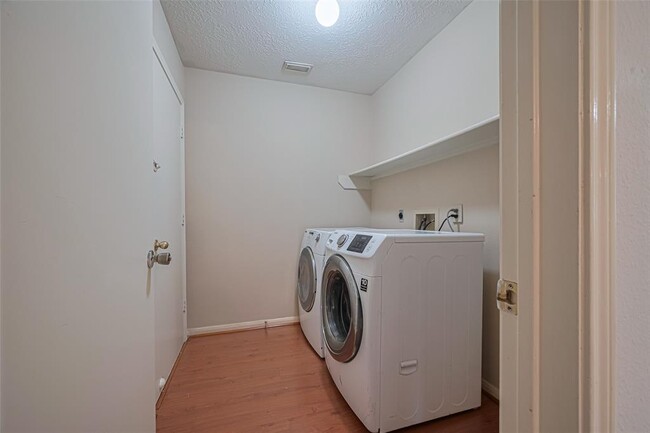 Building Photo - 6607 Bayou Crest Dr