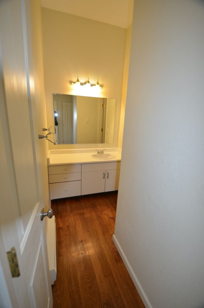 Building Photo - Great Location, Walk to Everything! Update...