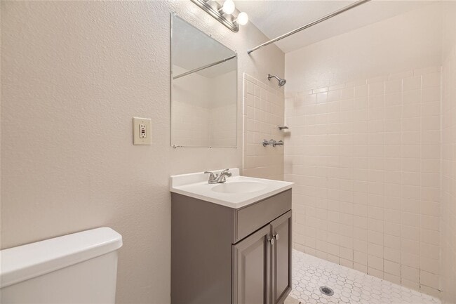 Building Photo - Beautiful townhome in Madison Hill Community-