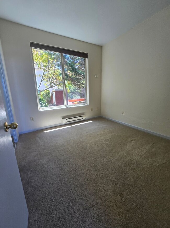 Building Photo - Beautiful 2nd story unit with beautiful vi...