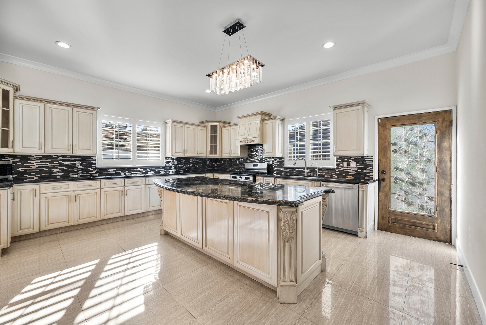 Building Photo - 6331 Simpson Ave