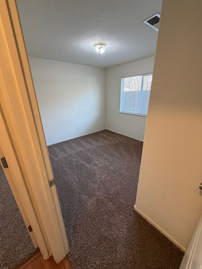 Building Photo - Three Bedroom Two Bathroom House for Rent