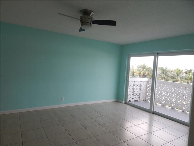 Building Photo - 3220 Bayview Dr