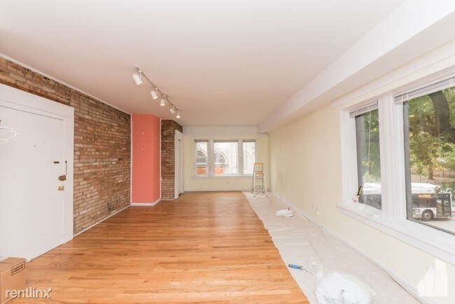 Building Photo - 701 W Belmont Ave