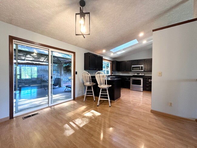 Building Photo - 3 Bed 2.5 Bath 3 Level Home w/ Furnished B...