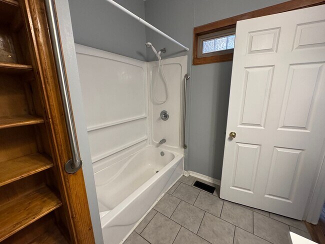 Building Photo - Bates Hendricks 3 Bedroom 2 Bath