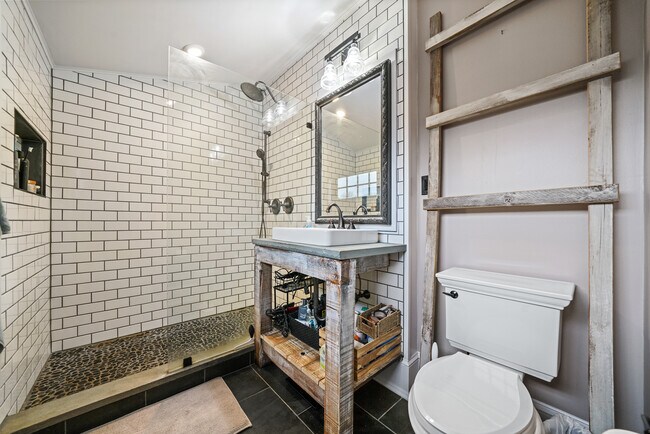 Building Photo - 415 W Union St