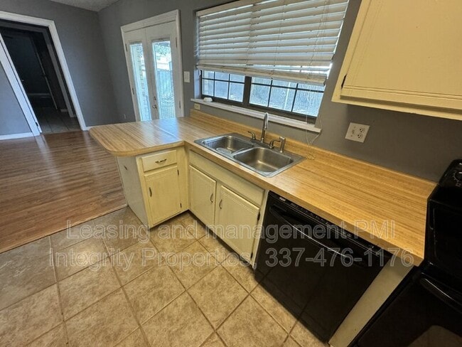 Building Photo - 107 Village Ln