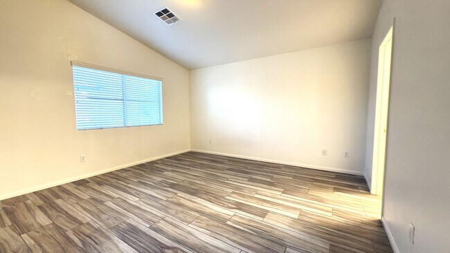 Building Photo - 10631 Streamside Ave