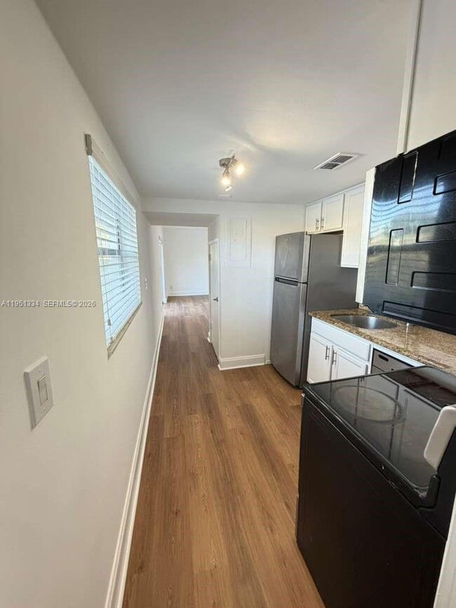 Building Photo - 1361 NE 40th Pl