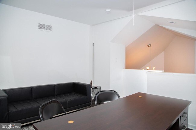 Building Photo - 828 Chanticleer
