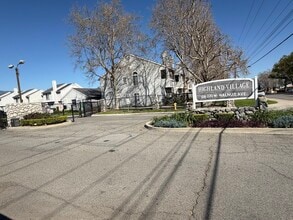 Building Photo - 204 W Walnut Ave