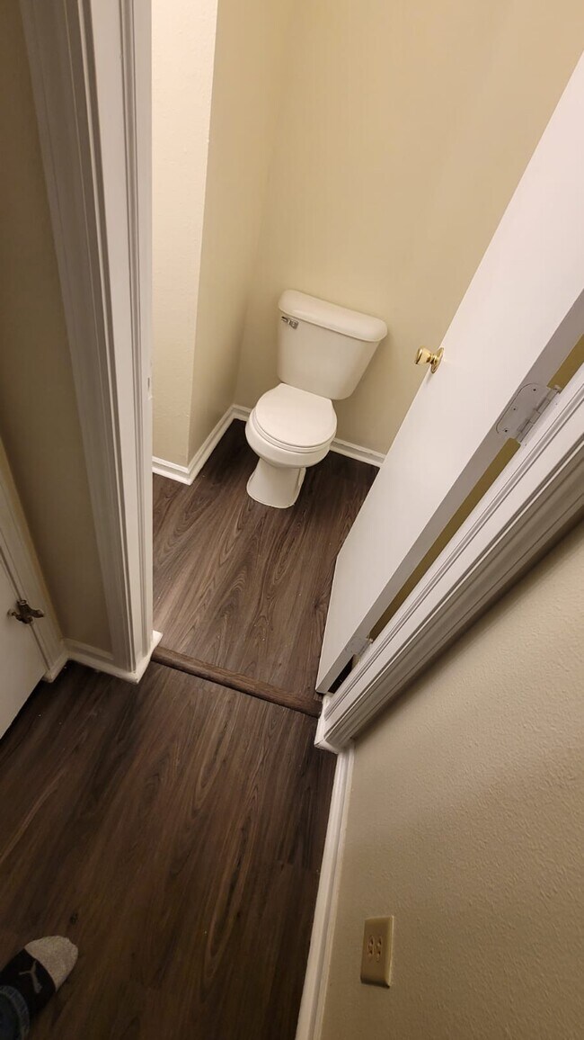 Powder Room - 10367 Waverly Dr