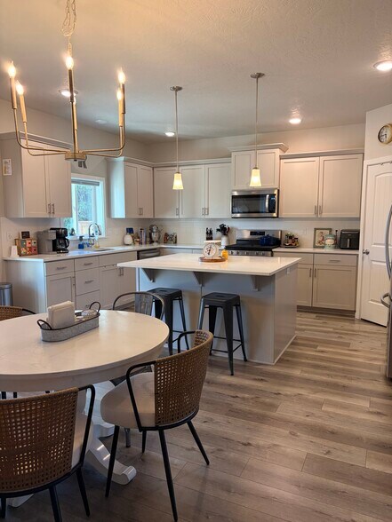 Building Photo - 7193 SE Cheryl Ct