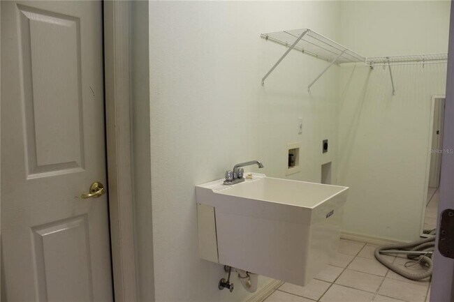 Building Photo - 2228 Lake Holloway Blvd