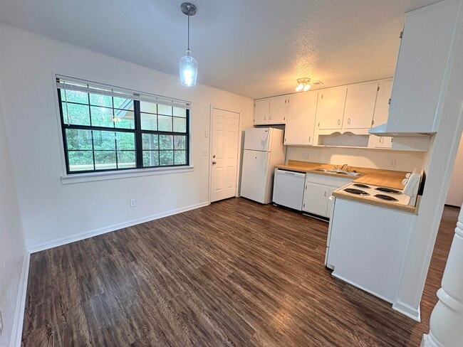 Building Photo - 1543 Coombs Dr