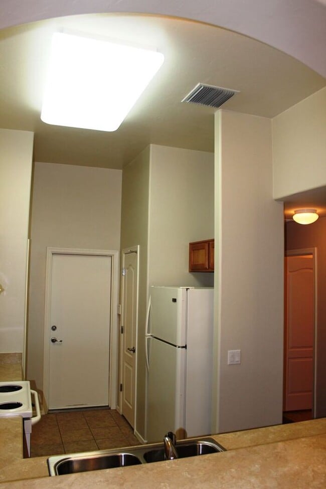 Building Photo - Sun-Drenched 3BR Tucson Residence with Expansive Backyard & Covered Patio