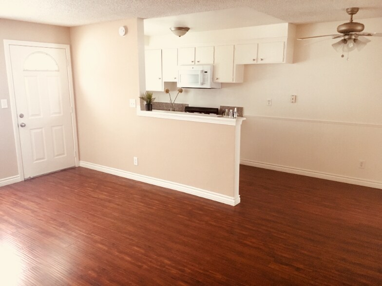 Building Photo - 800 Meyer Ln