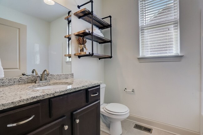 Building Photo - Beautiful 5-bedroom rental home in the hig...