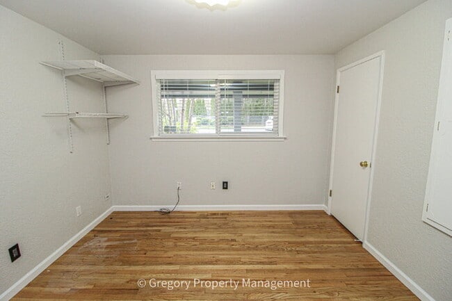 Building Photo - Charming, Well Maintained 4 Bedroom, 2.5 Bathroom Bothell Area Home in Northshore S.D. Spacious F...